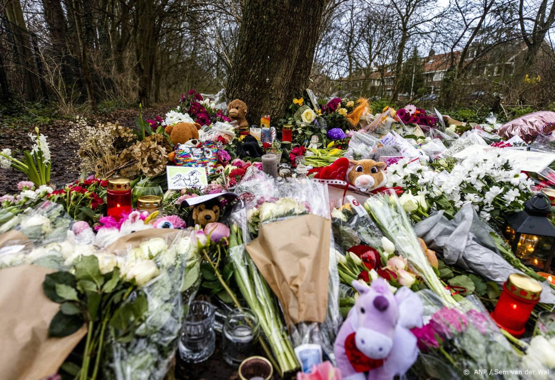 Paarden en witte bloemen bij uitvaart 14-jarige Esmee