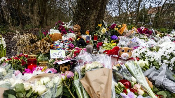 Paarden en witte bloemen bij uitvaart 14-jarige Esmee