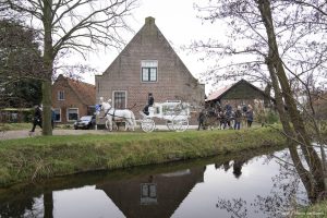 Thumbnail voor Uitvaartstoet 14-jarige Esmee vertrokken in Leiden na besloten ceremonie