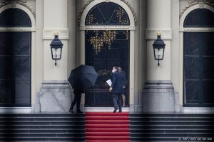 Thumbnail voor Koning Willem-Alexander door formateur Rutte bijgepraat over nieuw kabinet
