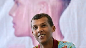 Thumbnail voor Kippenvel gegarandeerd: Stromae zingt nieuw nummer live tijdens interview