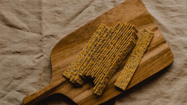 Het Knäckebröd in de Nederlandse supermarkt is niet zo gezond als je zou denken. De meeste varianten bevatten toegevoegde suikers, zout of mout die je gezondheid niet per se goed doen. 