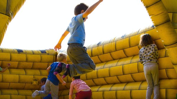 Meisje van vier overlijdt na ongeluk met een springkussen op kermis in Spanje