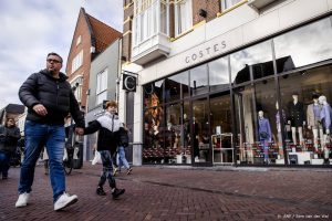 Thumbnail voor Gemeenten vragen Rutte niet-essentiële winkels weer te openen