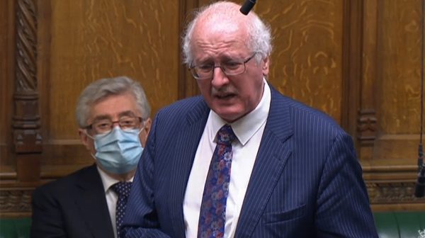 Britse politicus Jim Shannon barst tijdens coronabetoog in tranen uit