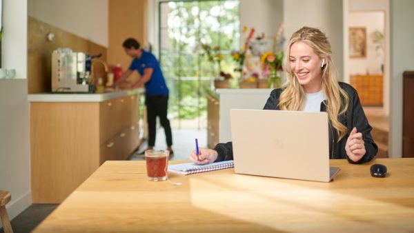 Boenen tot alles blinkt: een derde van de werknemers maakt schoon tijdens werktijd