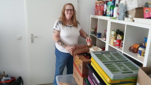 Thumbnail voor Els runt vanuit huis haar eigen voedselbank: 'Bij mij hebben gezinnen altijd wat'