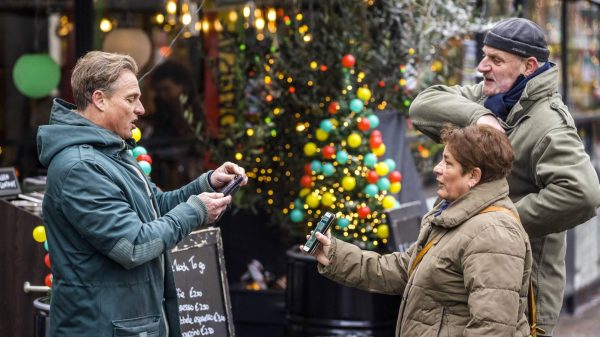 Personeel geniet op gezellig drukke terrassen in Roermond