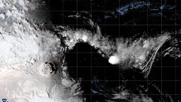 Aswolk na vulkaanuitbarsting Tonga te zien vanuit de ruimte