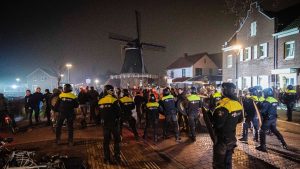 Thumbnail voor Illegaal feest voor gemeentehuis in Dalfsen eindigt na noodbevel