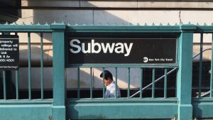 Thumbnail voor Vrouw (40) overlijdt nadat ze voor metro wordt geduwd in New York