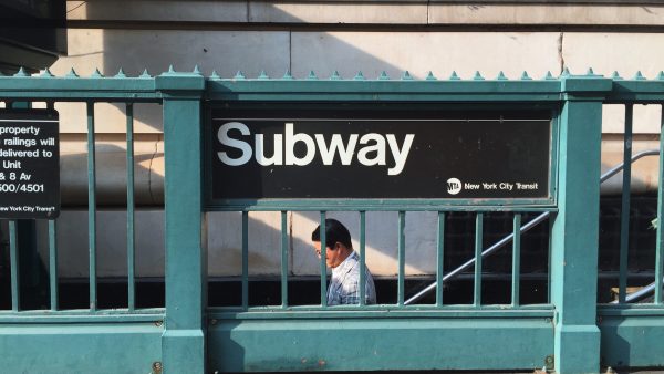 metro-new-york-vrouw-geduwd