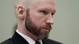 Thumbnail voor Noorse massamoordenaar Breivik wil vervroegde vrijlating, begint rechtszaak met Hitlergroet