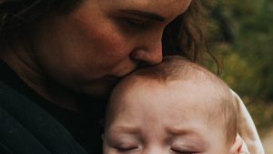 Thumbnail voor Vera (40) brak met eigen moeder om beter voor haar dochters te zorgen: 'Het was overleven'