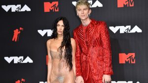 Thumbnail voor Machine Gun Kelly ontwierp verlovingsring Megan zo dat-ie pijn doet