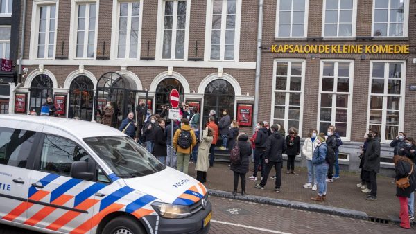 De kleine komedie 'Kapsalon Theater' in De Kleine Komedie ging door zonder ingrijpen: 'Het was magisch'