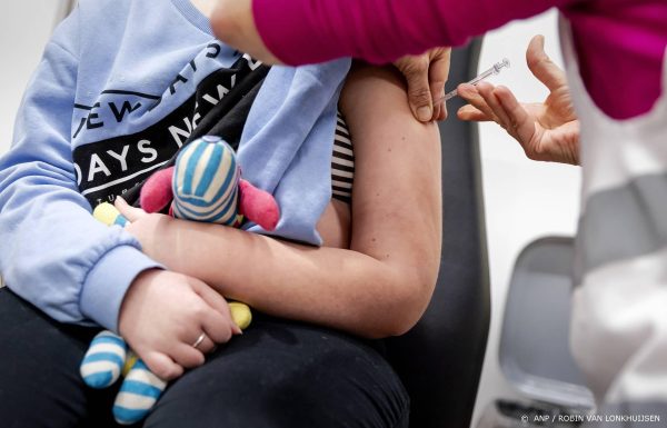 Kind wordt gevaccineerd tegen kinkhoest