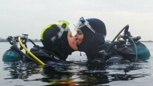 Thumbnail voor Nicole kreeg een aanzoek onder water: 'Ik zei ja, maar vlak daarna kreeg Frank geen lucht meer'