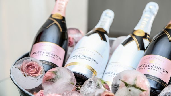 Nog eentje dan: thuisdrinkers zorgen voor recordverkoop flessen champagne