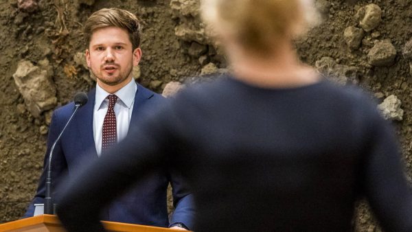 Coronadebat geschorst omdat FVD-Kamerlid oproep tot 'wetteloosheid'