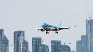 Thumbnail voor Dat is pech, vliegtuig weg: KLM gaat vluchten 'proactief' schrappen om hoog ziekteverzuim