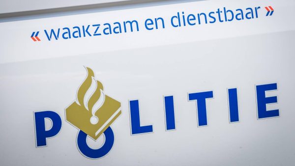 Politie zoekt jongeren die met urine gooiden in Delft