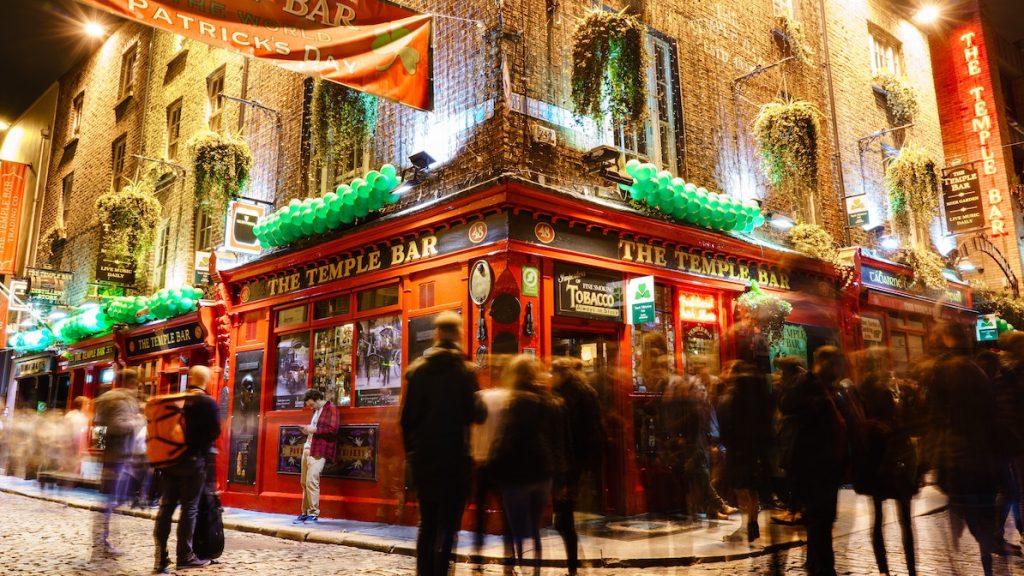 Proosten in de pub: Ierland heft vrijwel alle coronamaatregelen op