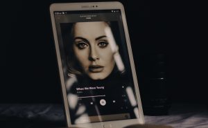 Verdrietige Adele videobelt met fans na afblazen Vegas-shows