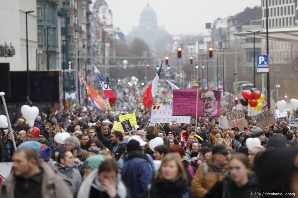 Duizenden betogers tegen coronabeleid lopen door Brussel