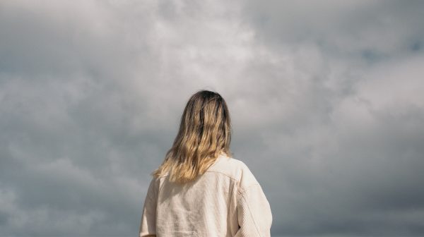 Die blauwe lucht waar we allemaal zo naar snakken, laat nog even op zich wachten. Het blijft voorlopig namelijk grijs, grijs en nog eens grijs.