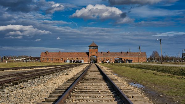 Nederlandse (29) opgepakt voor nazigroet in Auschwitz