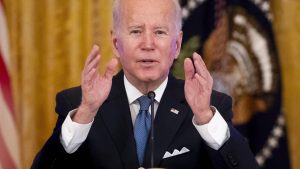 Thumbnail voor Biden haalt per ongeluk hoorbaar uit naar verslaggever: 'Stomme klootzak'