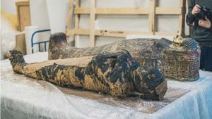 Thumbnail voor Archeologen doen bijzondere vondst: 'gepekelde baby' in eerste moeder-mummie