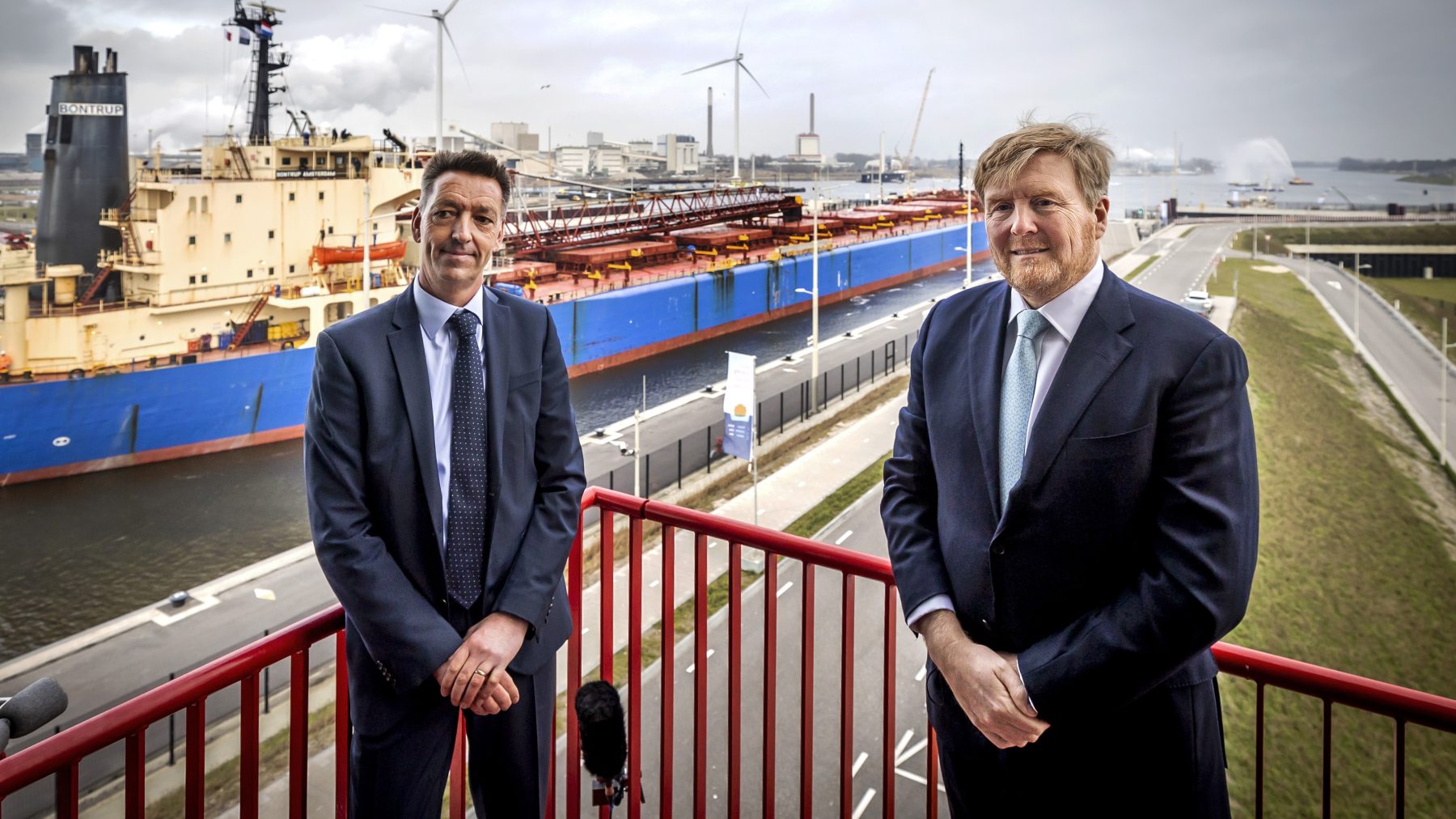 Koning Willem-Alexander opent grootste zeesluis ter wereld