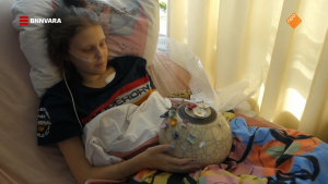 Thumbnail voor Kiki (16) versiert eigen urn in 'Over Mijn Lijk': 'Ik sta het liefst dicht bij papa en mama'