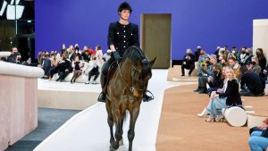 Thumbnail voor Woede om prinses Charlotte en paard tijdens Chanel modeshow: 'Dieren zijn geen modeaccessoires'