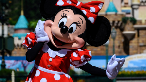 Thumbnail voor Disneyland deelt sneak peek: Minnie Mouse ruilt jurk in voor designer jumpsuit