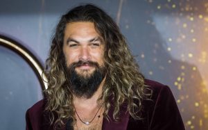 Thumbnail voor Jason Momoa woont in camper sinds scheiding van Lisa Bonet