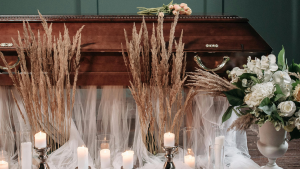 Thumbnail voor Katrín leunt tijdens begrafenis tegen 'muurtje': 'Ik viel er met veel lawaai doorheen, de zaal schrok zich rot'