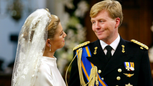 Thumbnail voor Willem-Alexander dreigde troon op te geven in aanloop huwelijk: 'Hij was zo verliefd op Máxima'
