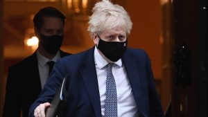 Thumbnail voor Boris Johnson belooft verbeteringen na kritisch 'partygate'-rapport