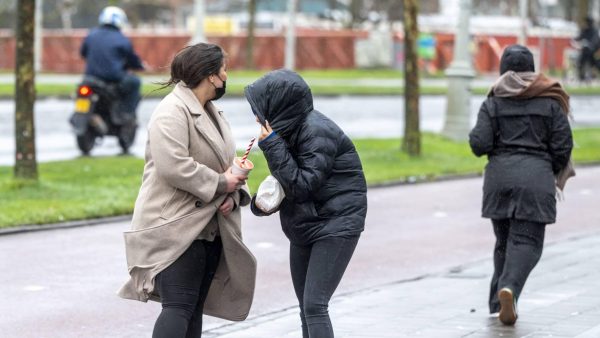 De schade van storm Corrie: dak weggewaaid in Katwijk, verdere ravage kustregio’s valt mee