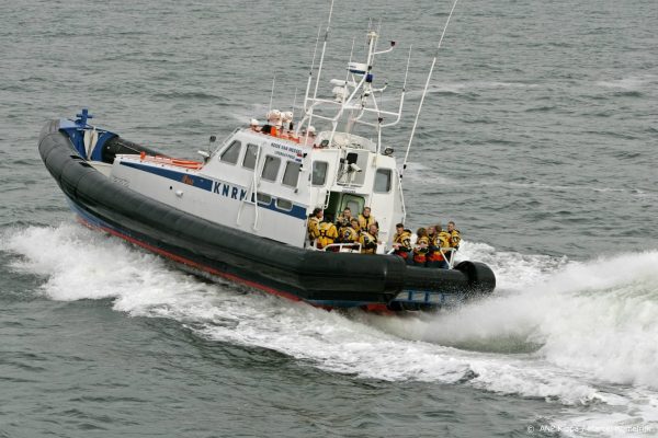 Stuurloos vrachtschip weer stabiel: 'Nu wachten op rustiger weer om te verslepen'