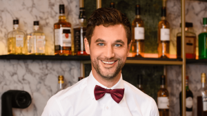 Thumbnail voor First Dates-barman Victor bespreekt kinderwens in 'De Gevaarlijkste Wegen'