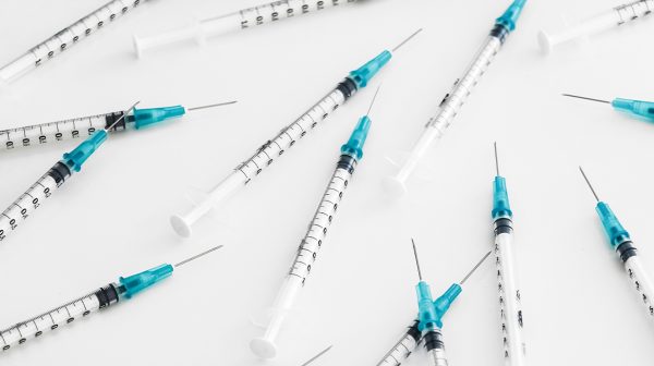 Eén op vijf vaccinweigeraars overweegt tóch prik vanwege QR-code