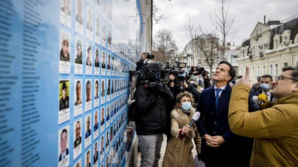 Rutte bezoekt monument oorlogsslachtoffers Oekraïne: 'Raakt mij enorm'