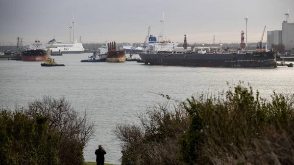 Kapitein en stuurman stuurloos geraakt schip weer vrij