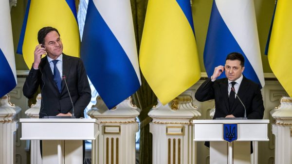 president-oekraïne-wil-met-poetin-om-tafel