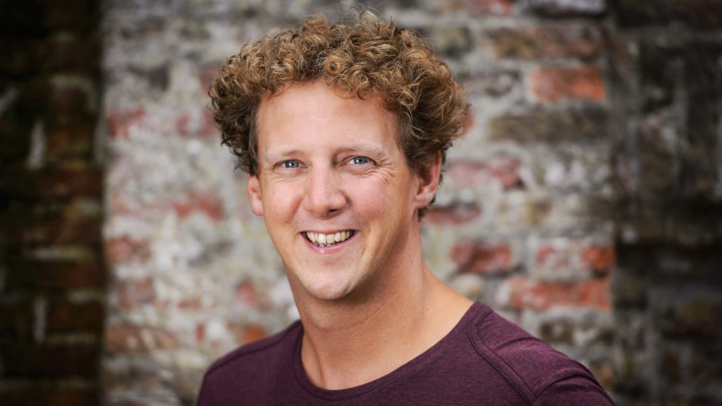 jochem-myjer-oude-grap-toepasselijke-foto-wind-hond