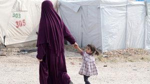 Thumbnail voor Nederland haalt vijf IS-vrouwen en hun elf kinderen op in Syrië